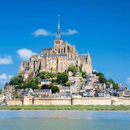 Vakantiehuis Jasmin With Seasonal Swimming Pool Le Mesnil-Gilbert