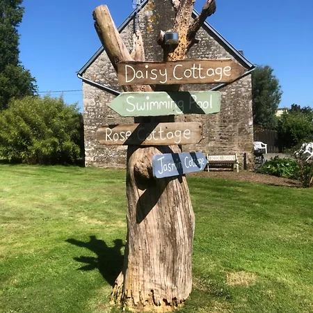 Vakantiehuis Jasmin With Seasonal Swimming Pool *