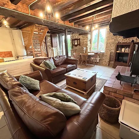 בית נופש Jasmin With Seasonal Swimming Pool Le Mesnil-Gilbert